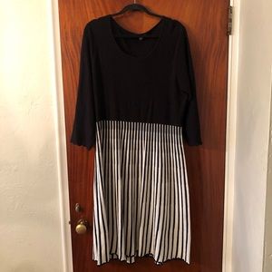 Roz & Ali BLACK & WHITE SWEATER DRESS